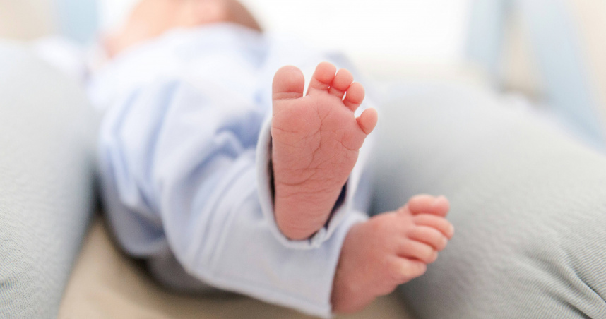 醫師表示，多捏寶寶的耳朵並不會改變外型。（示意圖／翻攝自unsplash）