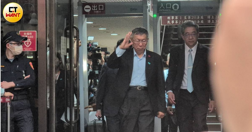 柯文哲一審遭判有期徒刑17年，大批支持者在法庭外聲援。（圖／林冠吟攝）