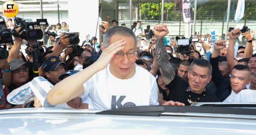 民眾黨創黨主席柯文哲涉京華城及政治獻金案一審遭判17年、褫奪公權6年。（圖／黃耀徵攝）