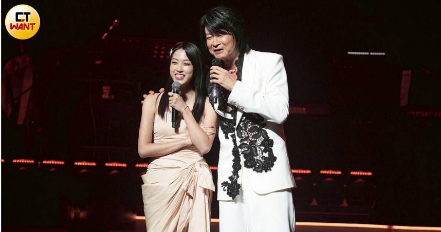 游宇潼（左）登台助陣老爸游鴻明，父女攜手合唱〈樓下那個女人〉。（圖／蘇聖倫攝）