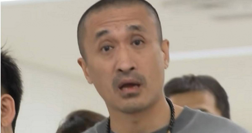 日本47歲男子高橋伸明在2018年殘殺同居女友，逃亡海外8年，去（2025）年因持有毒品在馬來西亞被捕，在昨（24）日服刑期滿後被引渡回日本。（圖／翻攝自YouTube／日テレNEWS）