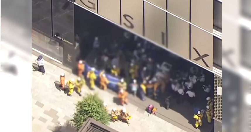 東京銀座GINZA SIX商場驚傳有不明人士噴灑催淚噴霧，導致多達25人出現身體不適症狀。（圖／翻攝自YouTube／TBS NEWS DIG Powered by JNN）