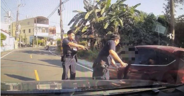 警方查出王男因涉入竊盜、交通致傷逃逸及毒品案件遭多項通緝,3人經初步篩檢均呈現毒品反應。(圖/警方提供)