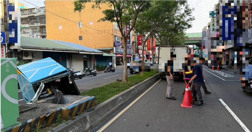 北市士林區延平北路5段285巷口，28日凌晨6時許發生一起小貨車撞斷變電箱事故。（圖／翻攝畫面）