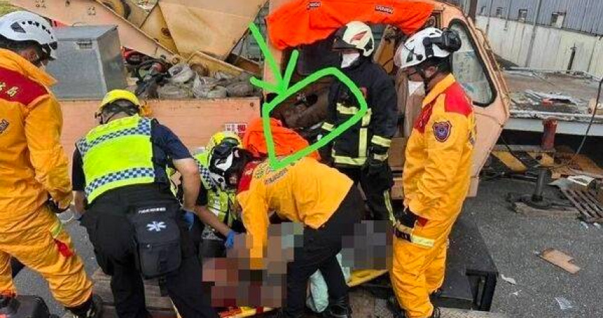 嘉義工地驚魂瞬間！吊車失衡磅錘猛甩駕駛座　司機慘遭重擊身亡