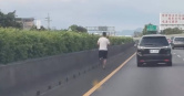 國道1號台中大雅段，昨日傍晚驚見一名男子跑步在內車道。（圖／翻攝Threads／@wangyunchen31）