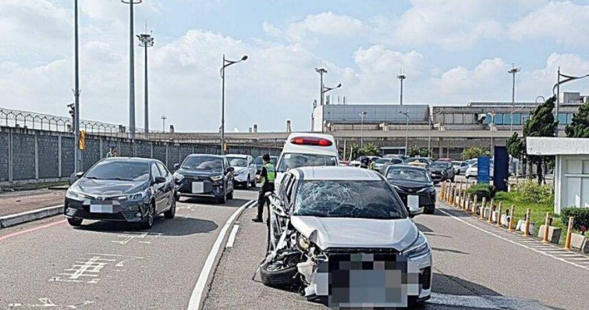 桃機一航廈外自撞車禍　男猛撞路燈「氣囊全爆」緊急送醫