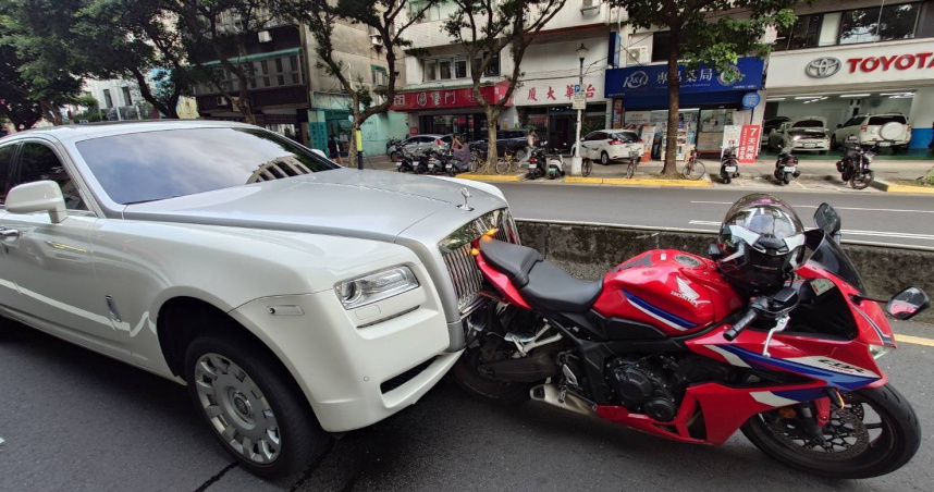 好貴的車禍！男租勞斯萊斯撞重機　維修費用恐破百萬