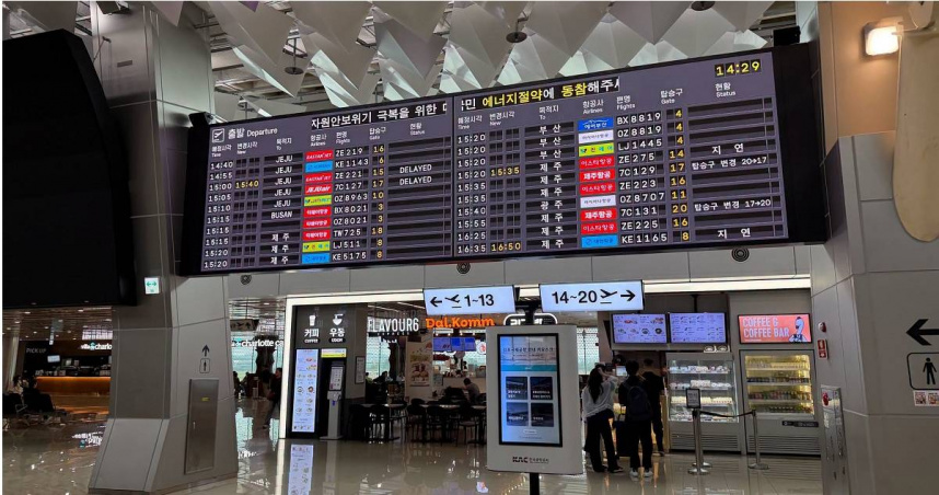知名旅遊部落客提醒旅客，如果真的遇到航班取消，第一步千萬不要急著退票，以免失去航空公司提供的免費改期或退票權益。（圖／翻攝自Facebook／不奇而遇 Steven & Sia）