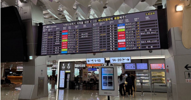 知名旅遊部落客提醒旅客,如果真的遇到航班取消,第一步千萬不要急著退票,以免失去航空公司提供的免費改期或退票權益。(圖/翻攝自Facebook/不奇而遇 Steven & Sia)