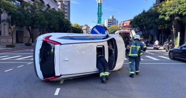 北市文山區羅斯福路六段22日下午3時許驚傳一起翻車事故。（圖／翻攝畫面）