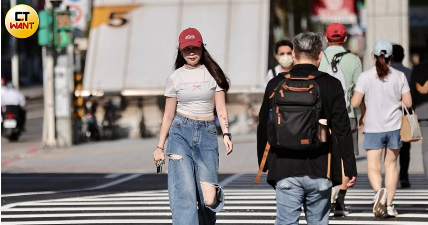 中央氣象署提醒由於白天紫外線偏強，容易達過量或危險等級，外出請注意防曬並多補充水分，中午前後請減少外出時間。（圖／黃耀徵攝）