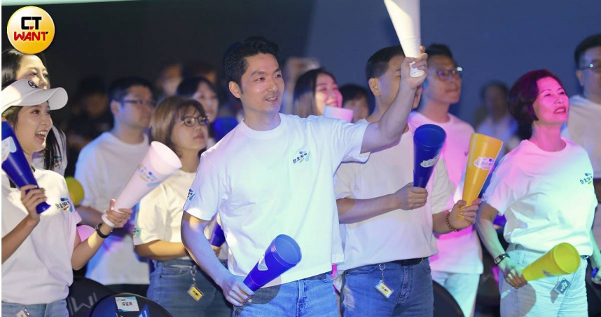 蔣萬安宣布10月26日成立競選總部，並公開邀請蔡康永到場。（圖／方萬民攝）