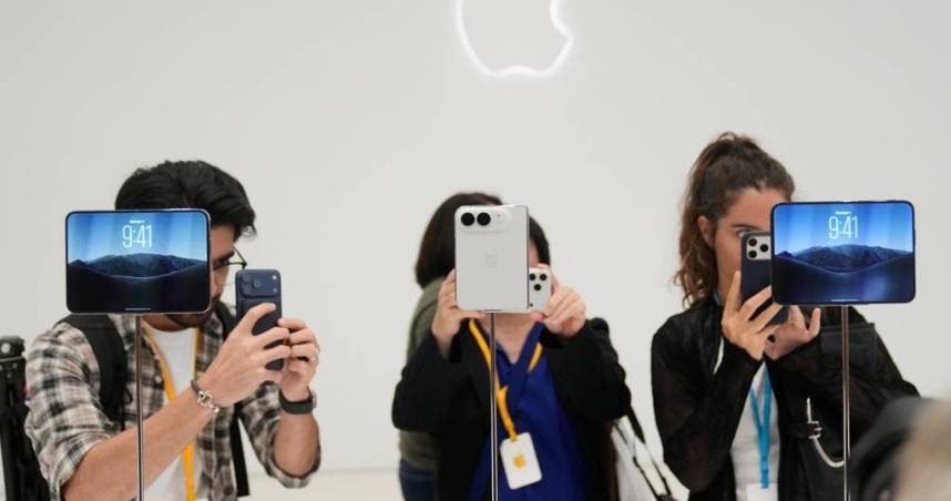 蘋果首款摺疊手機iPhone Duo於16日晚間開放預購，首批現貨迅速售罄，部分消費者恐得等到12月才能拿到新機。（圖／達志／美聯社）