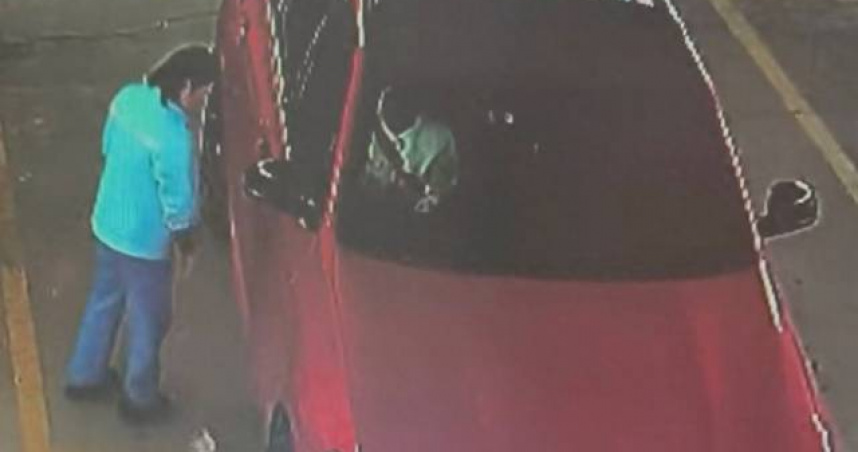 大陸湖北孝感一輛紅色BMW轎車加完油後，駕駛竟將400元人民幣油錢丟在地上，隨即開車離去。（圖／翻攝自江蘇新聞）