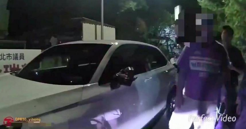 烘爐地山道衝突！男狂飆險撞遭騎士圍堵當街開打　警到場控制鎖定2嫌