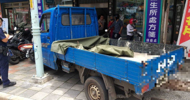 小貨車司機突然頭暈 整車撞上人行道波及多輛機車
