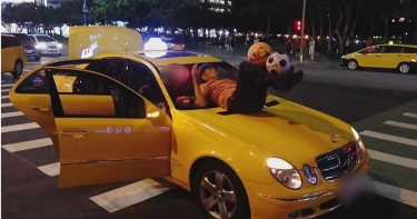 賓士小黃車門全開!運將隨音樂嗨翻…「爬車頂雜耍」求打賞