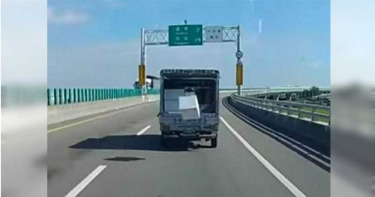 神奇保麗龍盒 掉下貨車竟2度跳回去