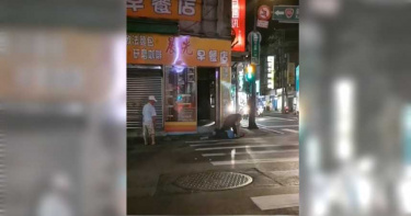 男子喝醉躺路中間 朋友出狠招叫醒他