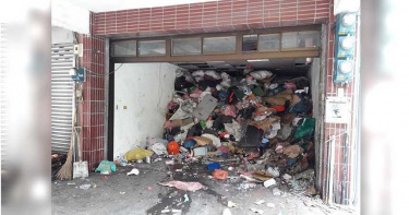 「30噸垃圾」塞爆民宅!鄰居崩潰 衛生局花3天動員70人清空