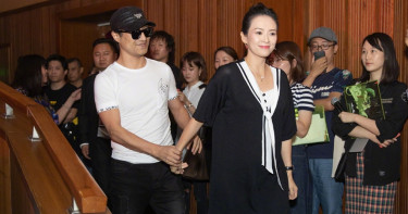 章子怡孕味濃疑懷二胎 汪峰攙扶上台放閃