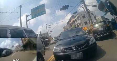 嘉義三寶日常?黑車逆向停路中關門走人?遭擋駕駛錯愕!