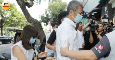 小鬼驟逝/爸爸神色哀戚抵靈堂 KID久待數小時後才離去
