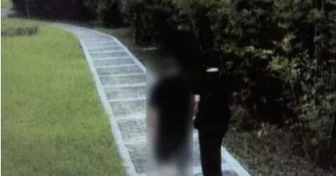 7旬老翁被搭訕爽翻天!公園激情擁吻女伴…手一摸脖子悲劇了