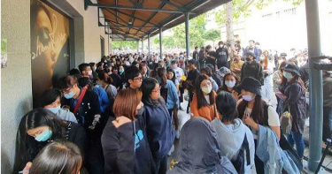 1500人搶卡位 小鬼追思會場外爆衝突