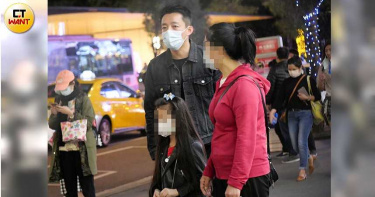 汪小菲 出關遛小孩享受自由