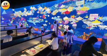 teamLab首次登陸南台灣，打造《彩繪水族館》沉浸式投影空間。（圖／teamLab提供）