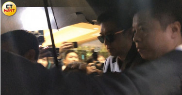 大哥帶高以翔回家了... 母悲痛由工作人員攙扶