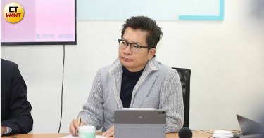 民眾黨立委吳春城強調，通過《學校供餐法》是決心的問題，台灣在這方面已經落後日、韓半個世紀，呼籲教育部儘速提出版本。（圖／劉耿豪攝）