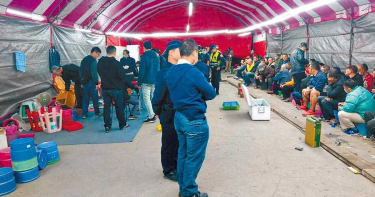賭博招財神卻迎到警察 賭場藏身納骨塔旁73人被逮