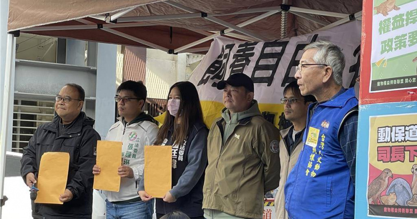 寵物權益捍衛聯盟今天號召上百位民眾在青島東路集合，更喊出廢除動保司、動保司長江文全下台的口號。（圖／中國時報記者蔡佩珈攝）