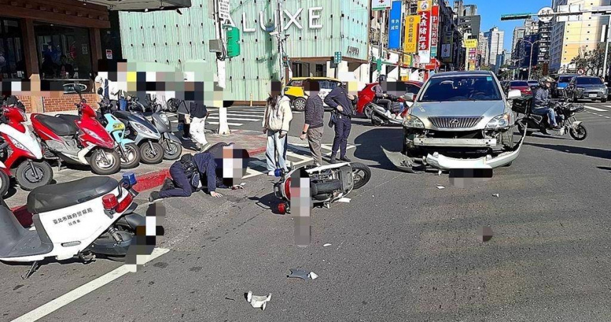 信義路口警車遭撞急救援，老翁看熱鬧撞女警釀二度車禍。（ 圖／翻攝畫面）
