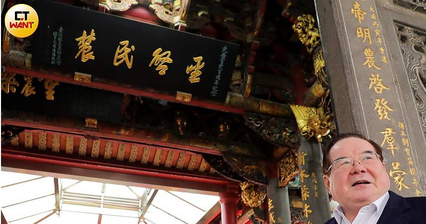 三重先嗇宮董事長李乾龍說明廟門「聖啓民農」牌匾寓意深遠，過去戒嚴時期陸軍上將孫立人被「拉黑」，廟方迫於壓力只好屏蔽落款姓名，如今成了見證大時代的活故事。（圖／周志龍攝）