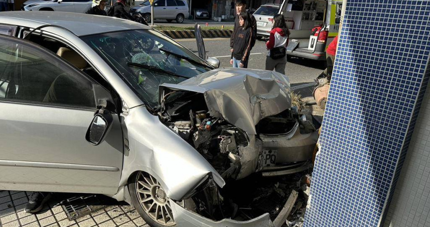 宜蘭縣頭城鎮濱海路二段30日下午發生一起轎車自撞民宅事故，車頭幾乎全毀，其中45歲女乘客救出時已失去呼吸心跳，另外2位意識清楚僅輕傷，均送醫治療。（圖／宜蘭縣消防局提供）