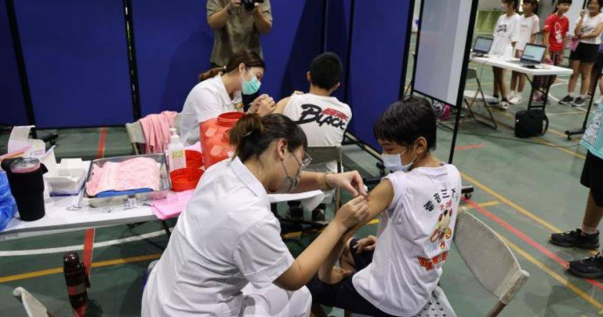 大S因流感猝逝，雲林縣3日有不少民眾向醫療院所預約接種，縣衛生局表示目前雲林流感疫苗還有1萬2500多劑，籲高風險族群盡快施打。（圖／雲林縣政府提供）