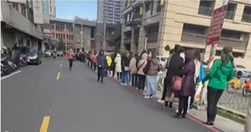 新竹市東區衛生所外湧現排隊人龍。（圖／翻攝Instagram　timmy.foodie）