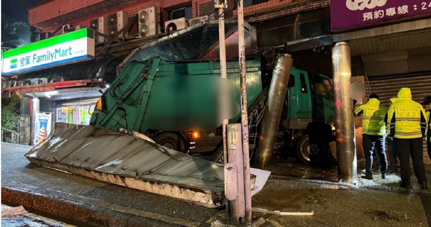 基隆垃圾車煞車失靈自行滑行撞店面司機嚇壞。（ 圖／翻攝畫面）