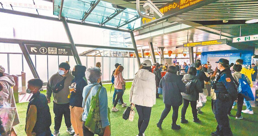 2025台灣燈會在桃園，15、16日首周假日人潮塞爆，15日機場捷運單日運量創新高。桃市府16日擬定精進作為，捷運站內人潮動線改善。（圖／中國時報呂筱蟬攝）
