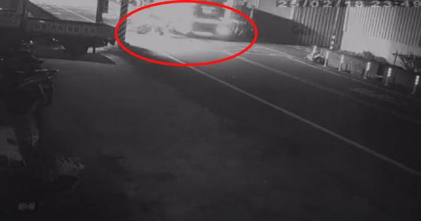 從監視器畫面可見，大貨車與機車相撞力道強大，徐男機車車頭毀損嚴重。（圖／翻攝畫面）