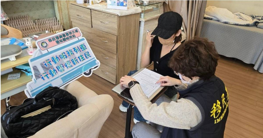 雲林移民署實施獎助學金計畫，為了交通不便的新住民，還派專員前往協助申辦證照獎勵金。（圖／翻攝畫面）