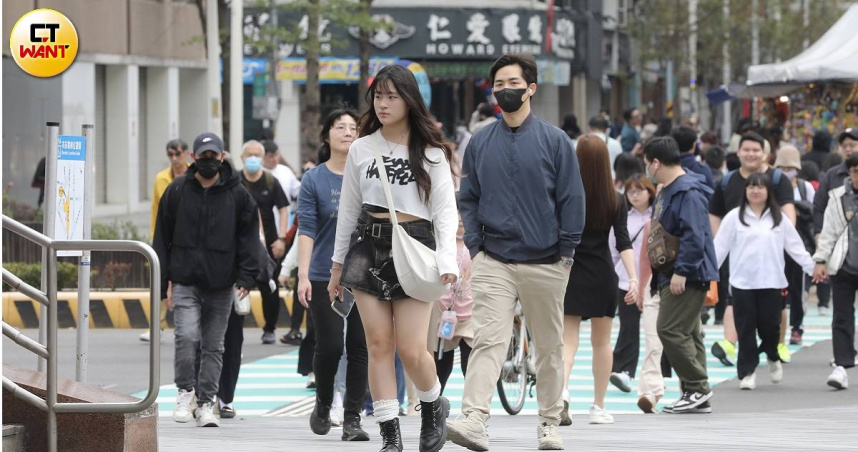 中央氣象署提醒，短暫的好天氣即將告一段落，本週天氣將由暖轉為濕冷，週二（4）起氣溫將一天比一天下降，到週四、週五（6、7）兩天會最為濕冷。（圖／劉耿豪攝）