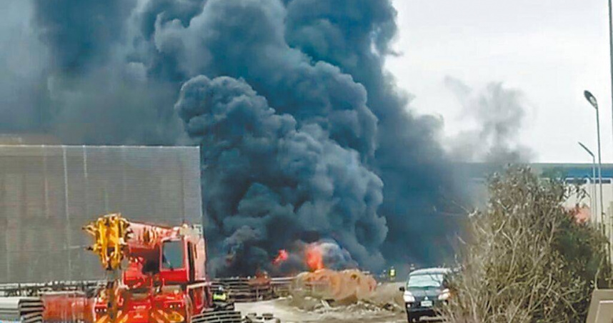 台中火力發電廠新建燃氣機組進出水工程7日驚傳火警，現場濃煙密布相當驚人，幸1小時內即撲滅。（圖／民眾提供／中國時報潘虹恩台中傳真）