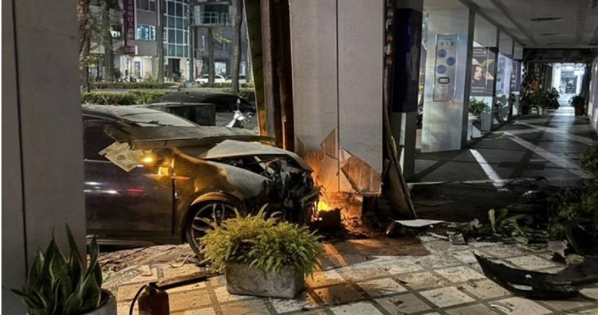 高雄轎車疑煞車失靈，進而失控甩飛至路旁騎樓，接著連撞6輛汽機車及號誌箱才停下。（圖／翻攝畫面）