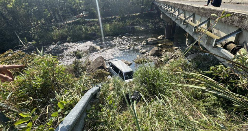 2025年3月22日苗栗縣／苗栗縣南庄鄉25日下午發生一起轎車墜溪事故。約在15時許，1輛由施工廠商駕駛的9人座廂型車，在通安橋川夏露營區附近的橋樑轉彎處，疑似因為不明原因衝出橋樑缺口，墜落約5米深的溪床。（圖／讀者提供）