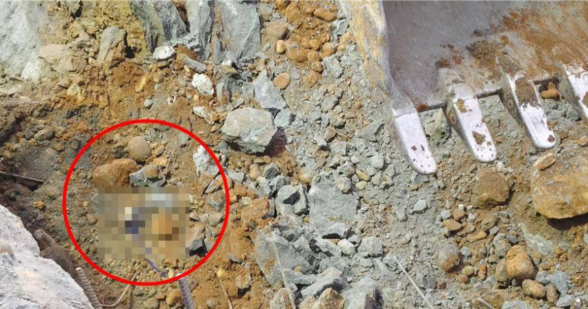 2025年3月28日苗栗縣／消防隊員以徒手進行挖掘，17時58分確認受困工人已無生命跡象(藍衣)。（圖／讀者提供